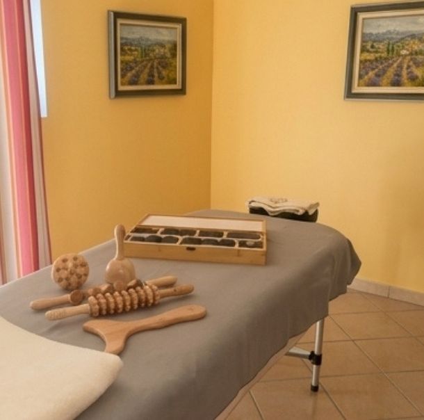 La salle de massage, murs jaune doux et tableau de lavande